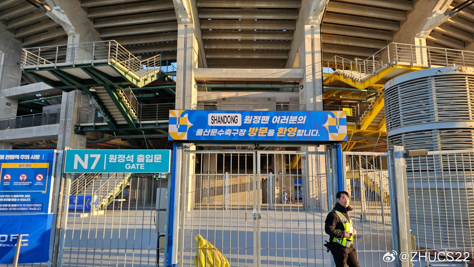  博主：蔚山現(xiàn)場工作人員、轉(zhuǎn)播車、安保在準(zhǔn)備撤場，場外一片安靜