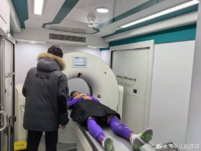  補時階段頭部被撞，天津記者：目前謝維軍正在醫(yī)院接受檢查