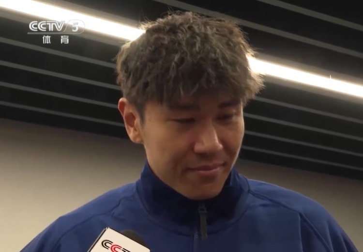  鐵漢柔情！三鎮(zhèn)球員劉奕鳴探望患病小球迷時哽咽