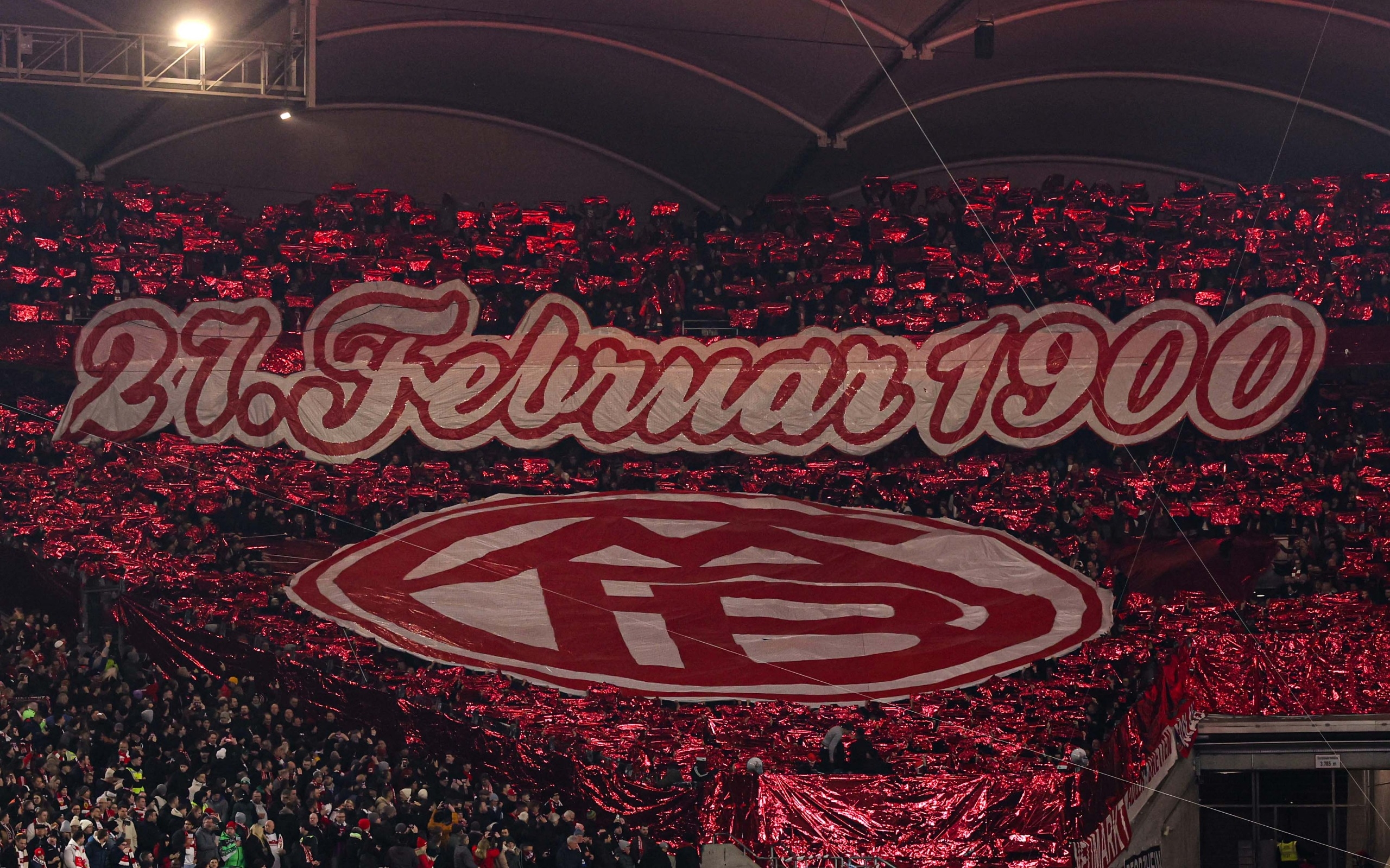  拜仁球迷在看臺展示TIFO，慶祝俱樂部成立125周年