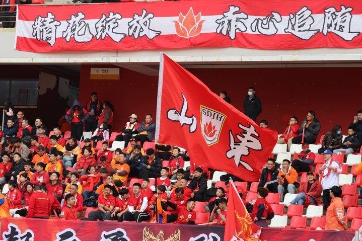 主場上萬名球迷的吶喊助威，給山東體彩女足征戰(zhàn)女超增添了能量與動力