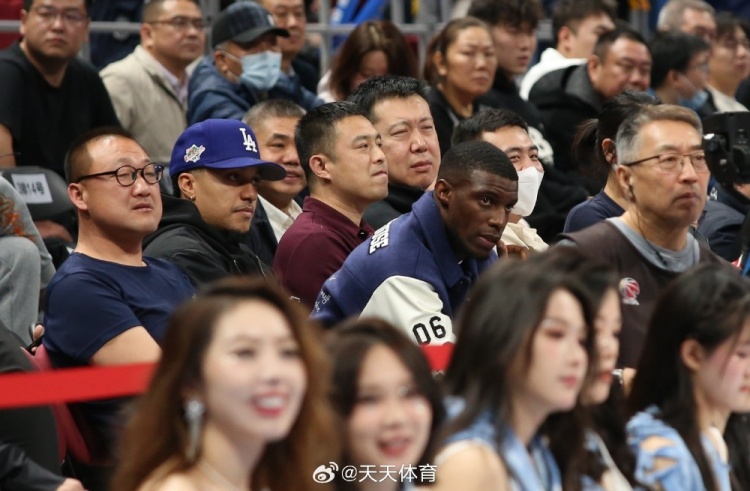  真籃球迷！國(guó)安外援法比奧攜玉昆外援科斯塔來(lái)到五棵松觀戰(zhàn)CBA