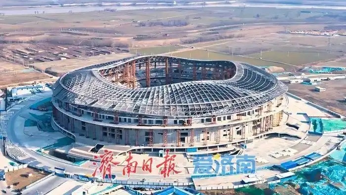  魯媒：戴上1.6萬噸“鋼鐵巨冠”，黃河體育中心球場(chǎng)完成屋蓋施工