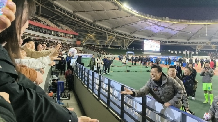  中國香港明星足球隊40載巡回賽樂山站，1-2不敵海浪明星足球隊