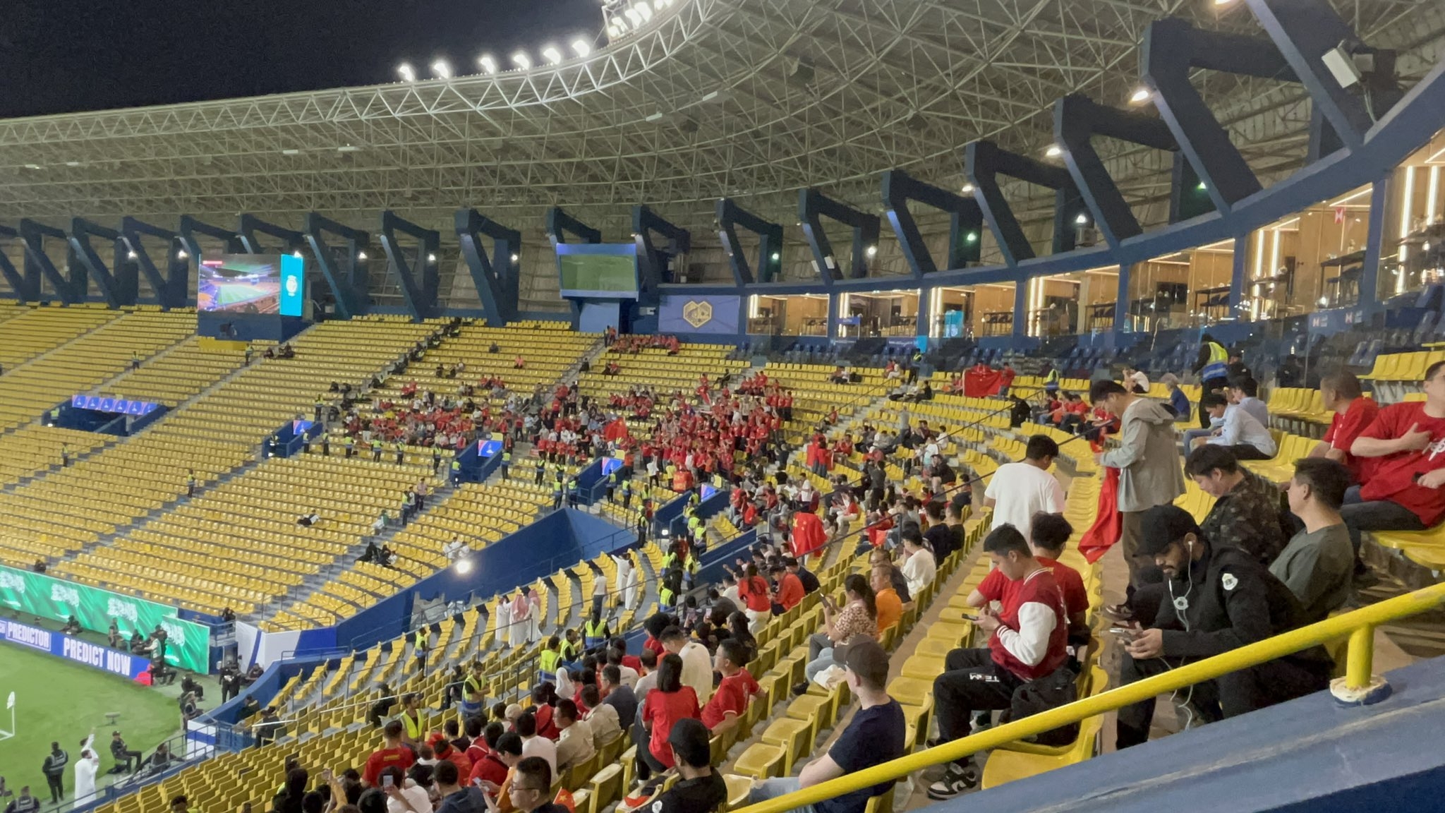  球票已售罄！中國球迷已經(jīng)入場，坐在球場上層沙特球迷區(qū)上方