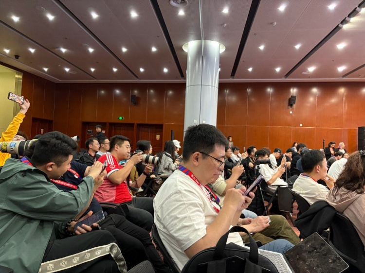  萬眾矚目！記者擠滿國足賽前新聞發(fā)布廳，賽場記者預計超300人
