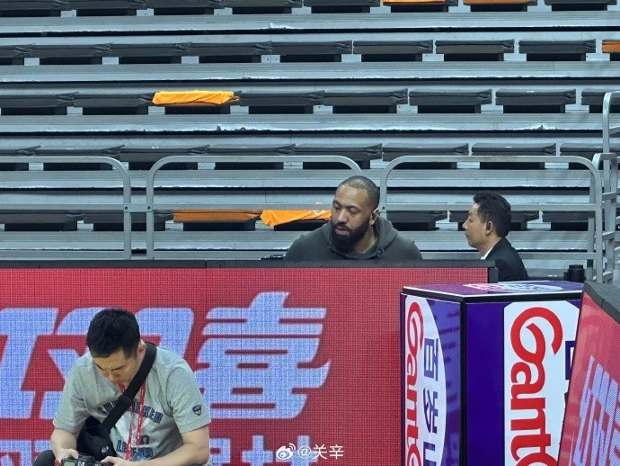  今晚不打？廣東主場迎戰(zhàn)廣廈 吉倫沃特一身便裝現(xiàn)身球館