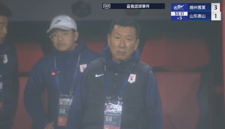  半場1-3落后遞補隊！場邊的崔康熙表情焦急