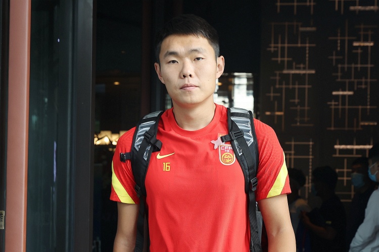  媒體人：國足征召5名邊后衛(wèi)真的有必要嗎？中場堆積眾多8號位