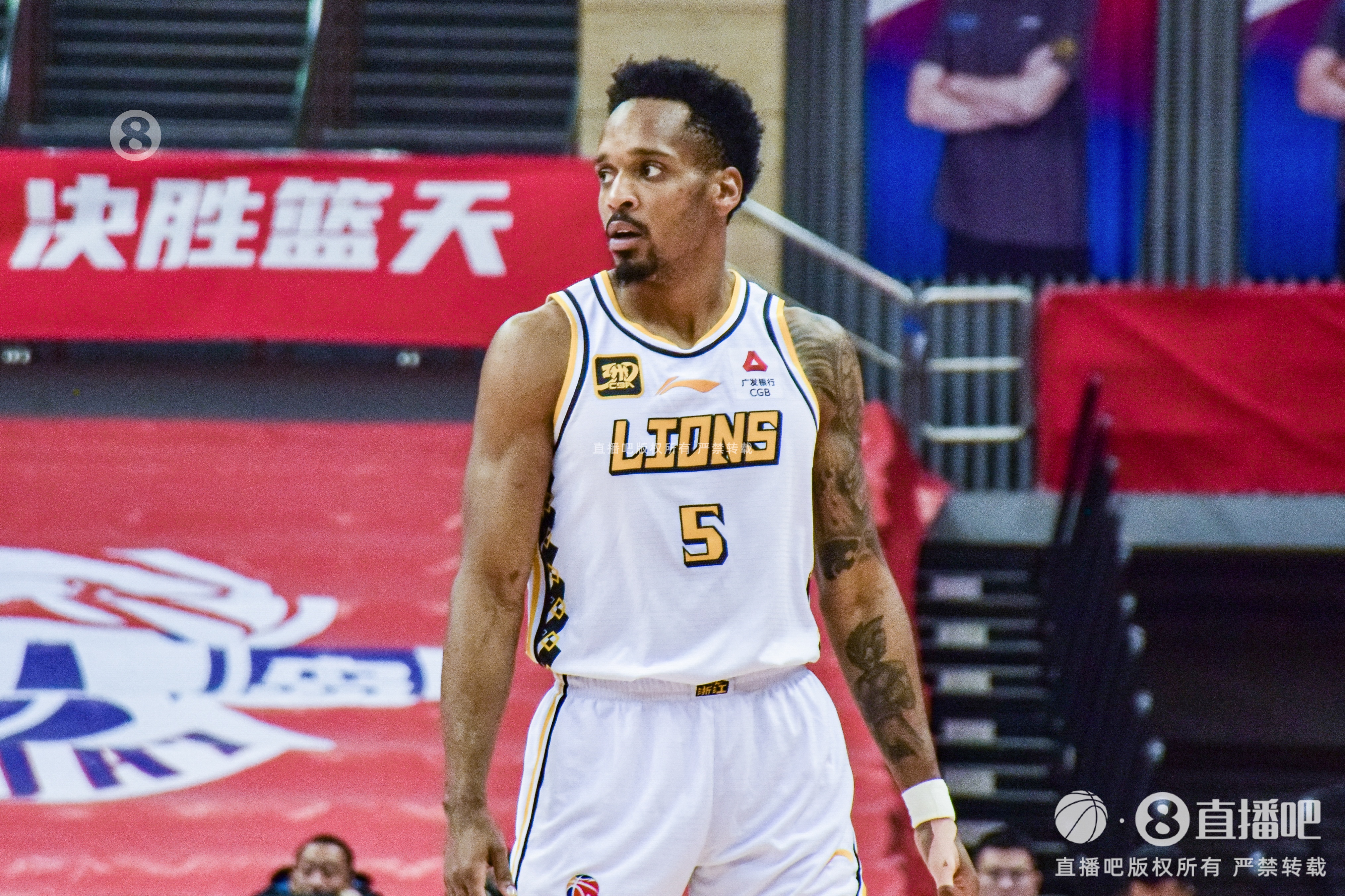  得分保障！小巴里-布朗17中9&三分9中4砍28分 末節(jié)11分助隊取勝