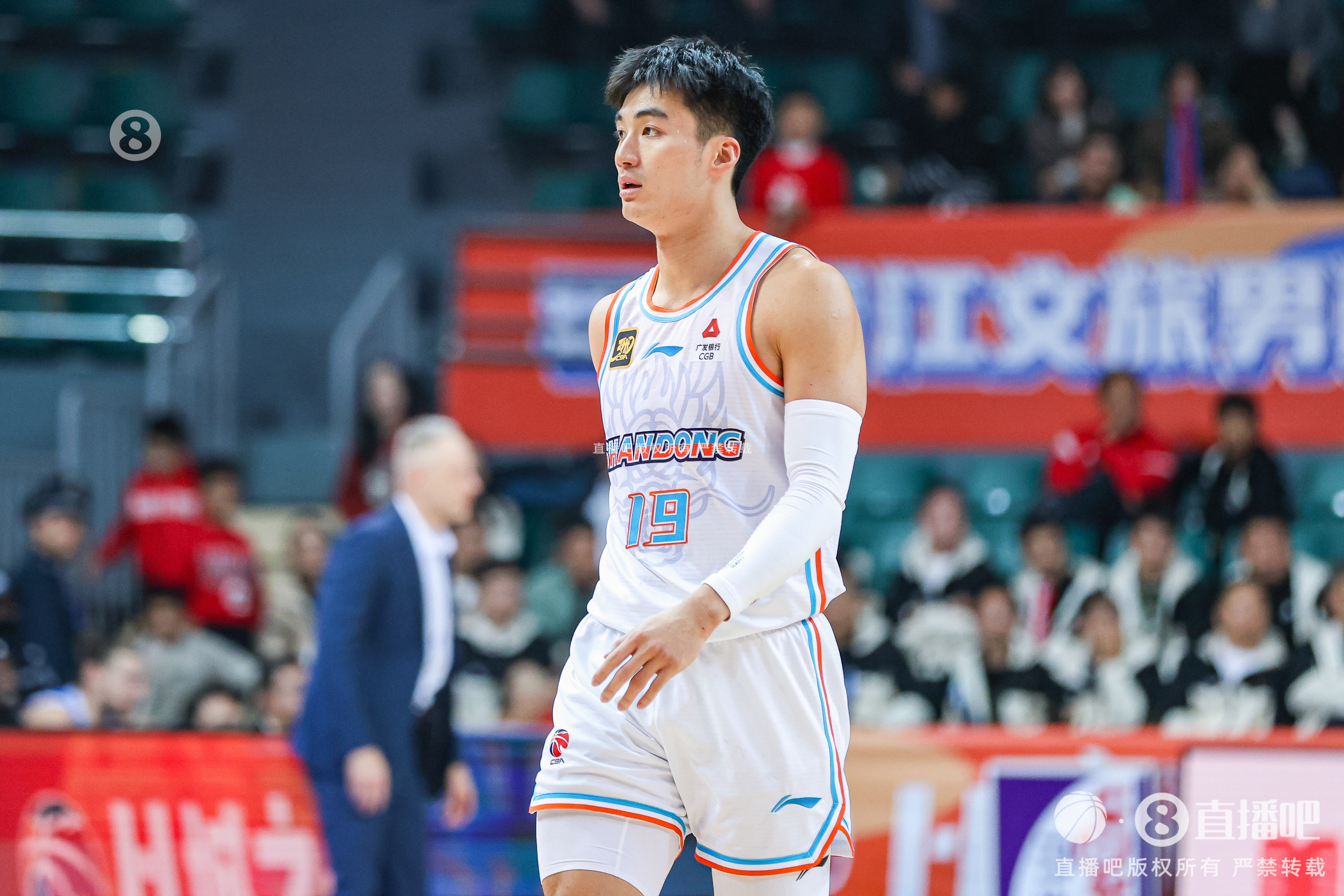  今天效率奇高！于德豪上半場11分鐘7投5中砍下全隊(duì)最高的12分