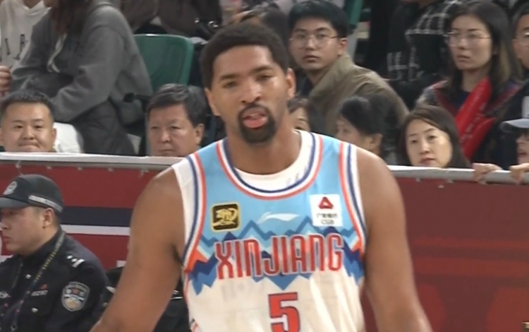  狀態(tài)出色！勞森首節(jié)打滿(mǎn)10分鐘5中4高效拿到11分2板1斷