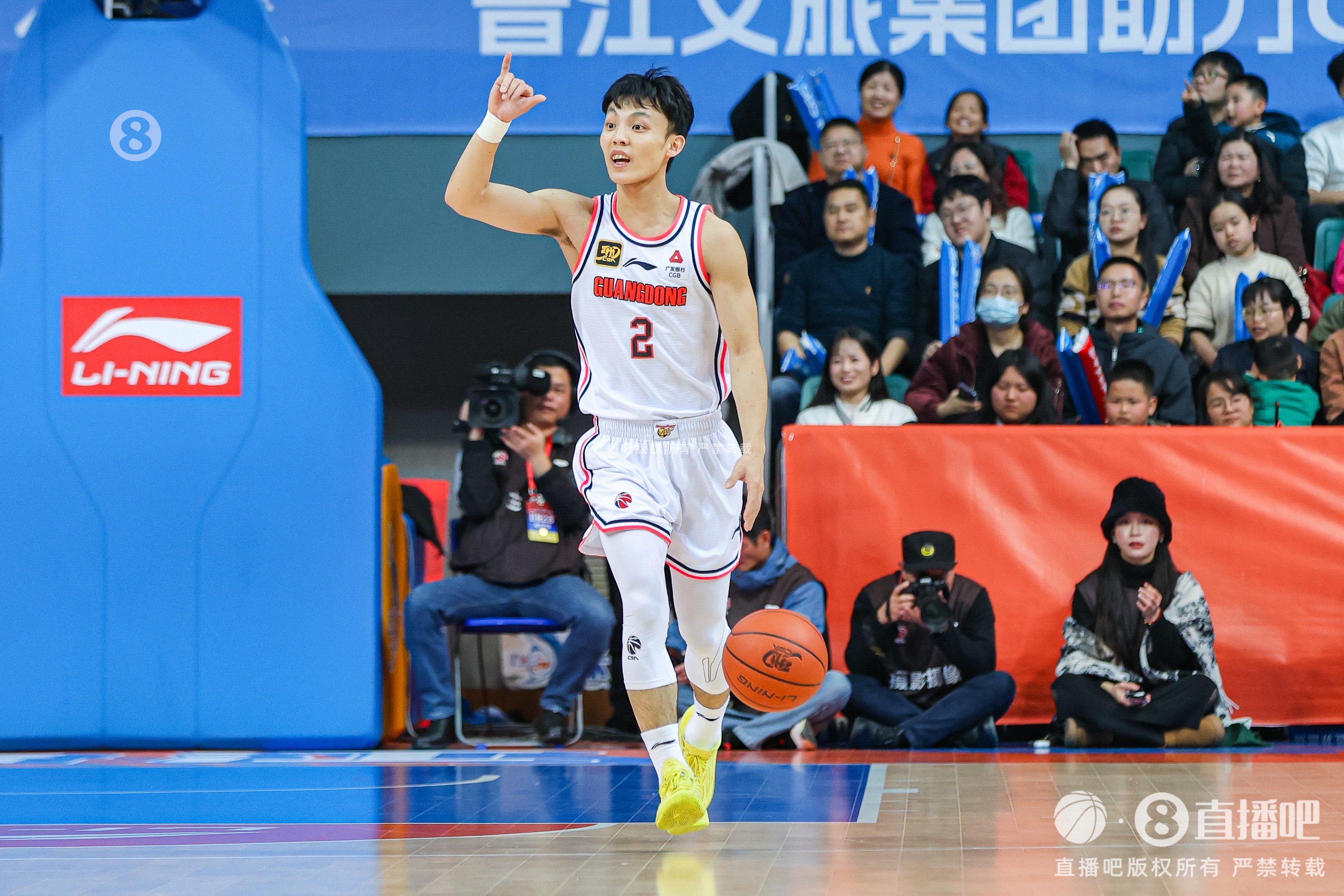  打得輕松！徐杰9中4拿到12分3板6助1斷