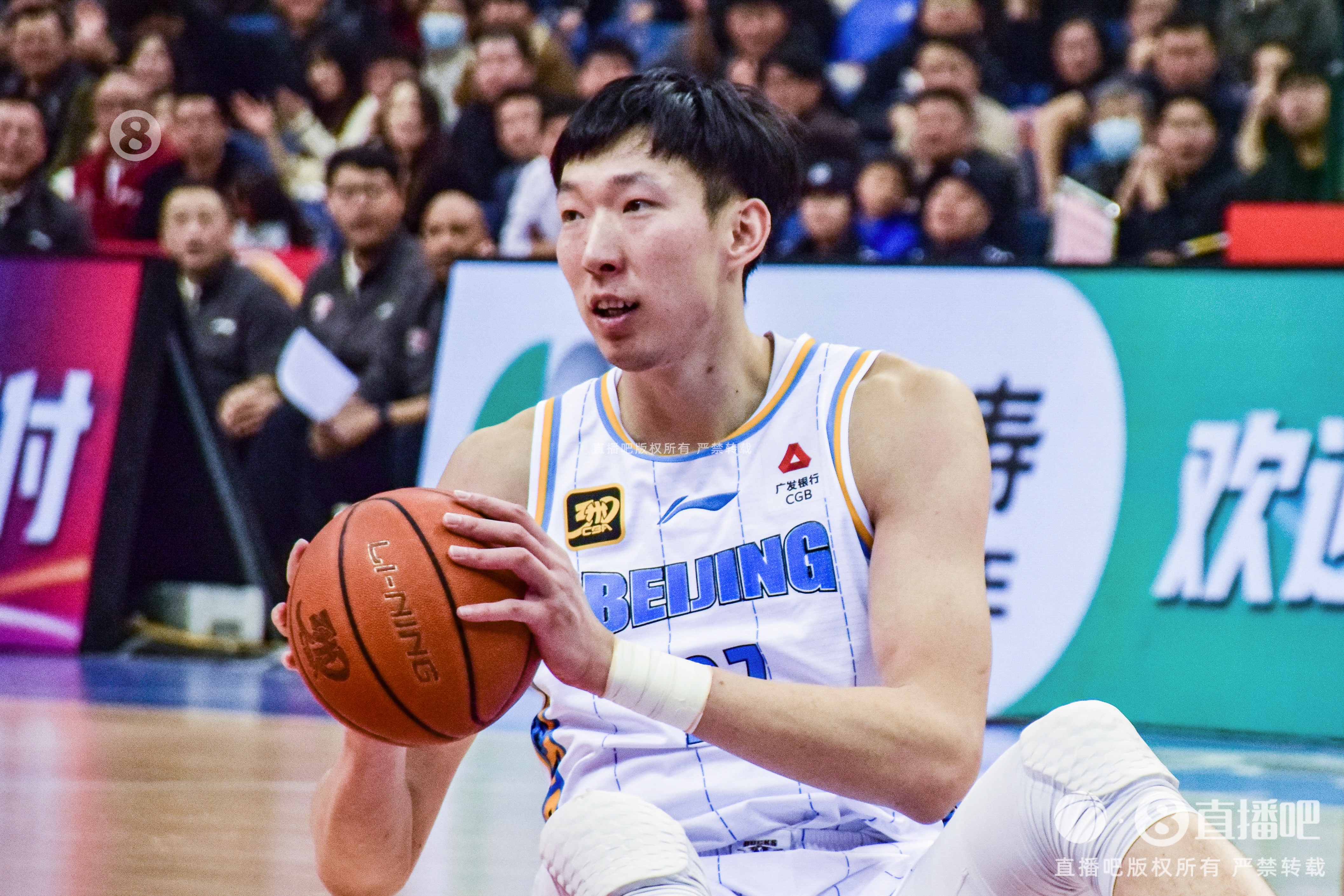  定海神針！周琦內(nèi)線攻防在線 半場6中5貢獻(xiàn)12分6籃板2蓋帽
