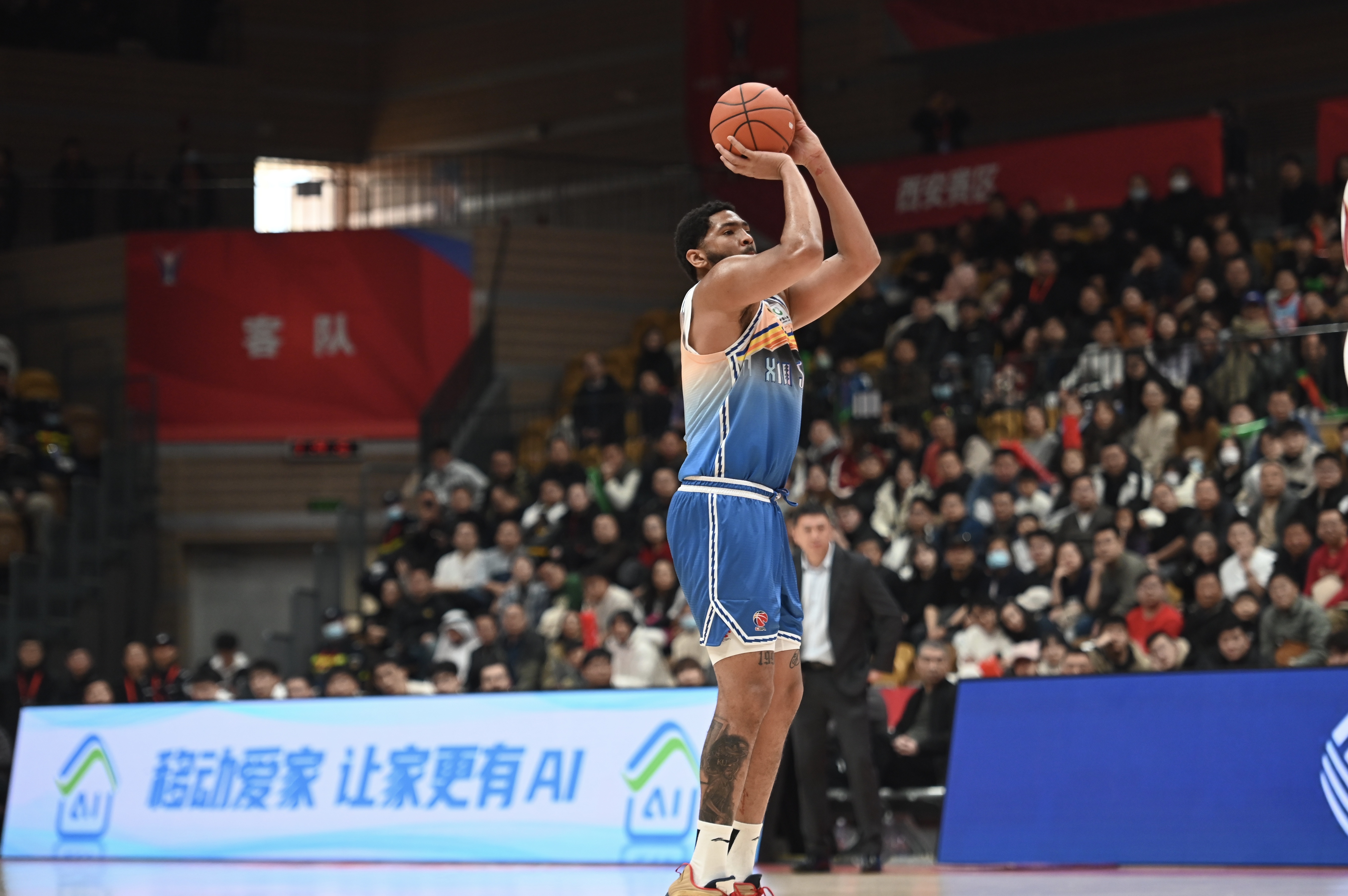  率先發(fā)力！新疆外援勞森首節(jié)7中5拿到11分 三分2中1