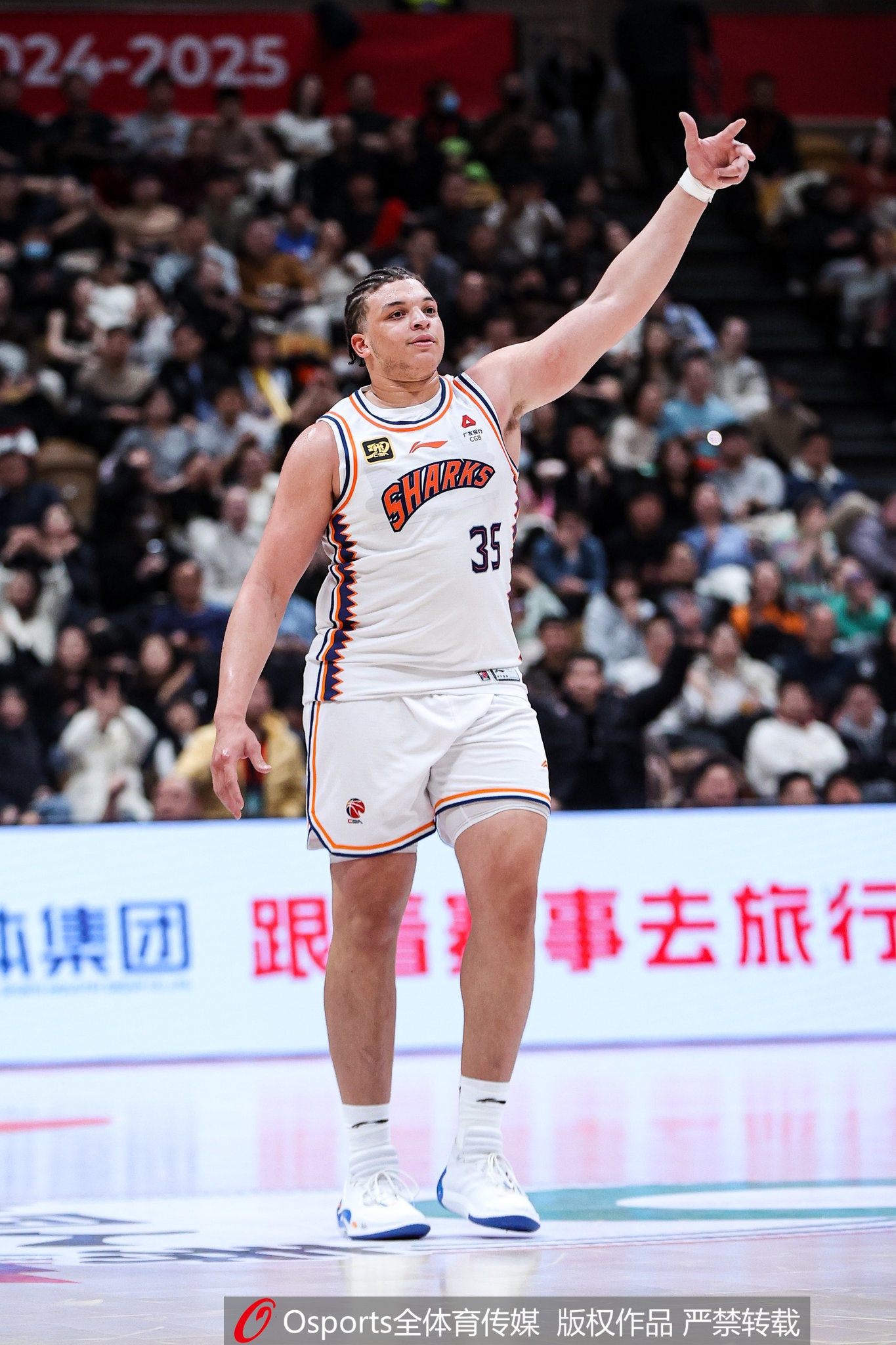  小坦克！洛夫頓上半場9中6砍18分12板3助 4次犯規(guī)是隱患